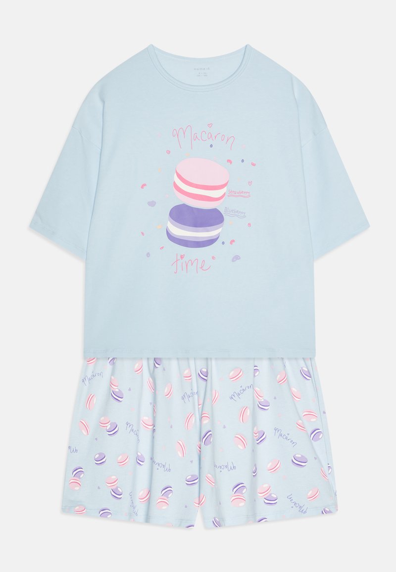 Lichtblauw twee-delig outfit met een kortärmige top met een macaron graphic en een rok met een macaron patroon in roze, paars en blauw.