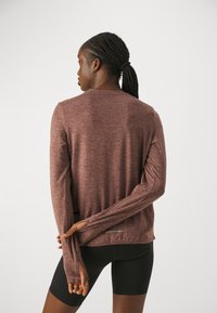 Nike Performance SWIFT TOP - Langærmet T-shirt - burgundy crush/smokey mauve/htr/(reflective silv)