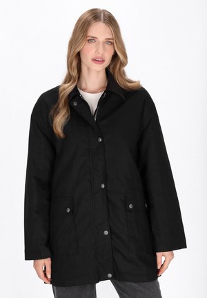 Schwarze Canvas-Jacke mit Kragen, Druckknöpfen und zwei vorderen Taschen. Bietet eine lockere Passform und einen leichten Glanz.