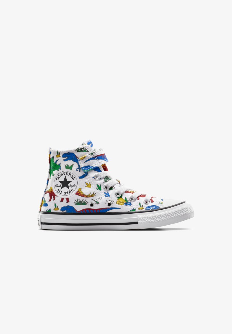 Zapatilla alta blanca con patrones de dinosaurios coloridos y acentos verdes. Presenta una suela de goma negra y el icónico logo de Chuck Taylor.
