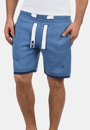 Hellblaue Sportshorts aus weichem Material, mit einem marineblauen Saum und Kordelzug. Beinhaltet ein kleines Logo auf der Vorderseite.
