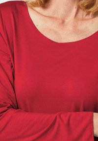 Rotes Langarmoberteil mit rundem Halsausschnitt, aus weichem, glattem Stoff. Hat umgeschlagene Bündchen mit einem leichten Glanz.