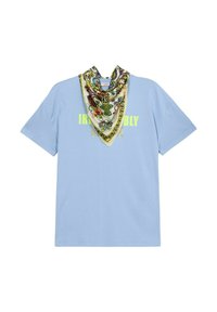 Camiseta de algodón azul claro con mangas cortas, que presenta un gráfico impreso en amarillo neón y una bufanda de patrón unida en tonos de verde y amarillo.