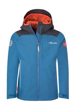 Blaue wasserdichte Jacke mit einer grauen Kapuze und orangefarbenem Futter. Verfügt über einen Frontreißverschluss, Seitentaschen und ein Detail mit der norwegischen Flagge.