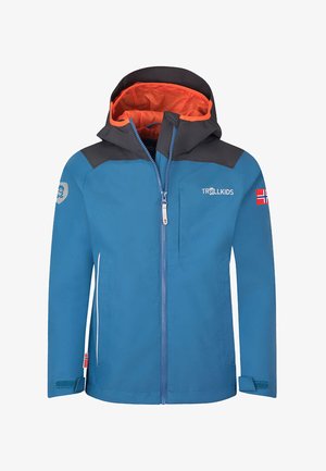 Blaue wasserdichte Jacke mit einer grauen Kapuze und orangefarbenem Futter. Verfügt über einen Frontreißverschluss, Seitentaschen und ein Detail mit der norwegischen Flagge.