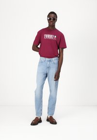 Tommy Jeans ISAAC - Džínsy voľného strihu - denim light