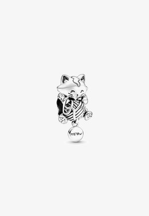 Charm a forma di gatto in argento che tiene una palla di filato con un'etichetta rotonda pendente incisa con la scritta "MEOW" e un simbolo a forma di cuore.