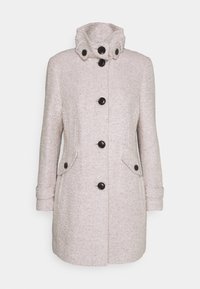 Ljusrosa, strukturerad kappa med hög krage, långa ärmar, sex svarta knappar och två fickor med klaff på framsidan.