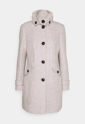 Manteau rose clair, texturé, avec un col haut, des manches longues, six boutons noirs et deux poches à rabat à l'avant.