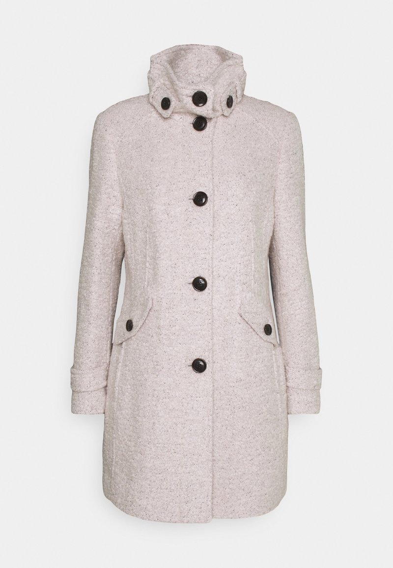 Jasnoróżowy, teksturowany płaszcz z wysokim kołnierzem, długimi rękawami, sześcioma czarnymi guzikami i dwiema klapkowymi kieszeniami z przodu.