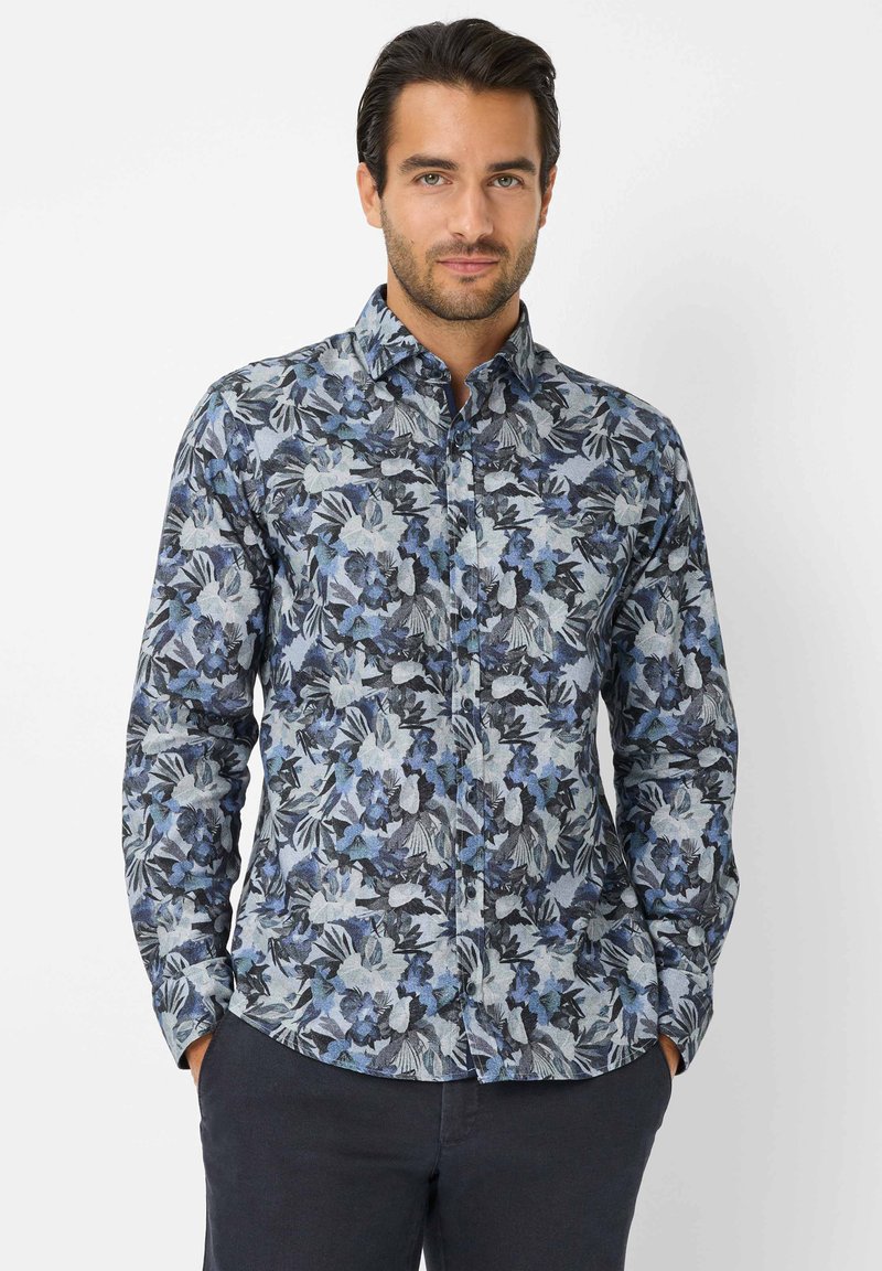 Camicia a maniche lunghe con bottoni, caratterizzata da una palette di colori blu e grigia, con intricate fantasie floreali e un design del colletto classico.