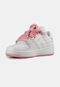 Sneaker alb cu o suprafață texturată și un model hexagonal, având șireturi supradimensionate roz și o talpă din cauciuc roz.