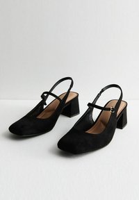 Zapatos de tacón slingback de ante negro con puntera cuadrada, tacón bloque y correa ajustable con detalle de hebilla dorada.