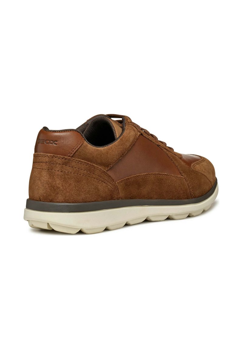 Sneakers en suede et cuir marron avec un bout arrondi, une finition texturée et une semelle blanche rembourrée. Présente un design à lacets et des accents contrastés.