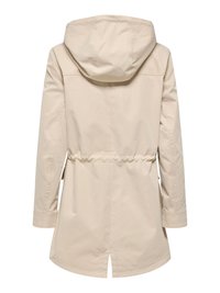 Veste beige à capuche à manches longues avec taille élastique et fente centrale au dos, vue de dos sur fond blanc.