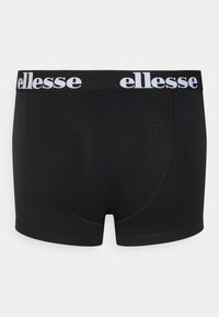 Schwarze Boxershorts aus weichem Stoff, mit einem breiten elastischen Bund, der mit weißem "ellesse"-Logo versehen ist, und einem glatten, körperbetonten Design.