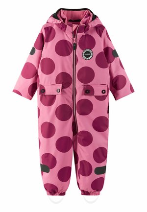 Ensemble imperméable rose avec de grands pois bourgogne. Il comprend une capuche, des accents noirs et des poches à pression. Fermeture éclair sur le devant.