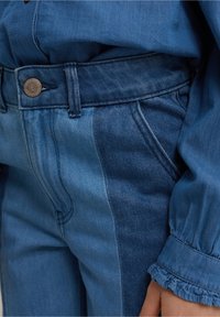 WE Fashion BLUE RIDGE - Flared jeans - blue