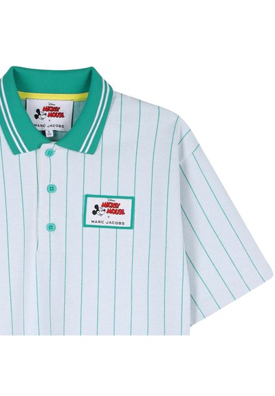 Polo bianca con sottili righe verticali verdi, colletto verde con righe bianche, tre bottoni verdi e toppa Disney Mickey Mouse x Marc Jacobs.