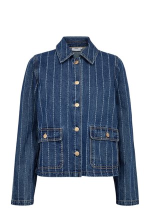 Chaqueta de mezclilla azul con rayas blancas verticales, cierre frontal con botones, cuello y dos bolsillos con solapa y botón en la cintura.