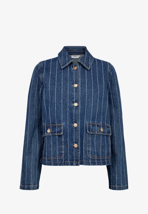 Chaqueta de mezclilla azul con rayas blancas verticales, cierre frontal con botones, cuello y dos bolsillos con solapa y botón en la cintura.