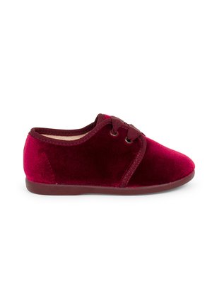 Fluwelen schoenen in diep bordeauxrood, met vetersluiting, ronde neus en een zachte textuur met een vlakke rubberen zool.