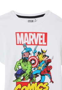 T-shirt bianco in cotone con personaggi comici colorati: Hulk, Captain America, Wolverine e Spider-Man, accompagnati dal testo in grassetto "MARVEL" e "COMICS".