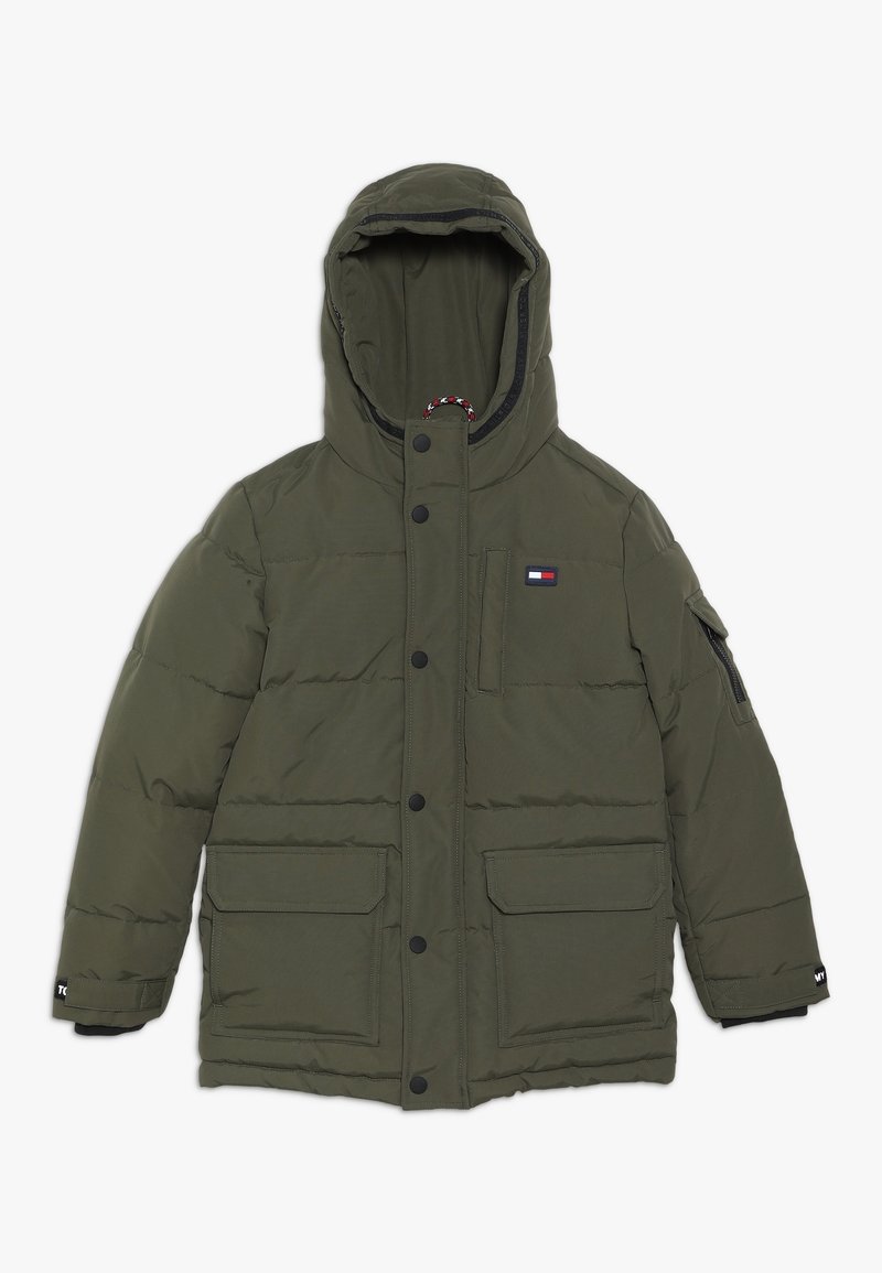 Veste d'hiver matelassée verte avec capuche, boutons-pression à l'avant, deux grandes poches avant et un petit logo sur la poitrine.