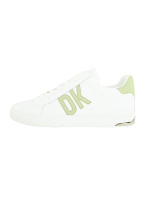 Biele tenisky vyrobené z hladkého materiálu s zeleným logom "DK", šnurovací dizajn, kontrastný akcent na päte a kovový detail na podrážke.