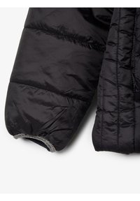 Černá prošívaná bunda s rukávem a elastickým manžetem, vnitřní pletená podšívka na bílém pozadí.