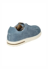 Sneaker blu in suede con punta tonda, finitura testurizzata, suola in gomma bianca e accenti marrone chiaro lungo il battistrada.