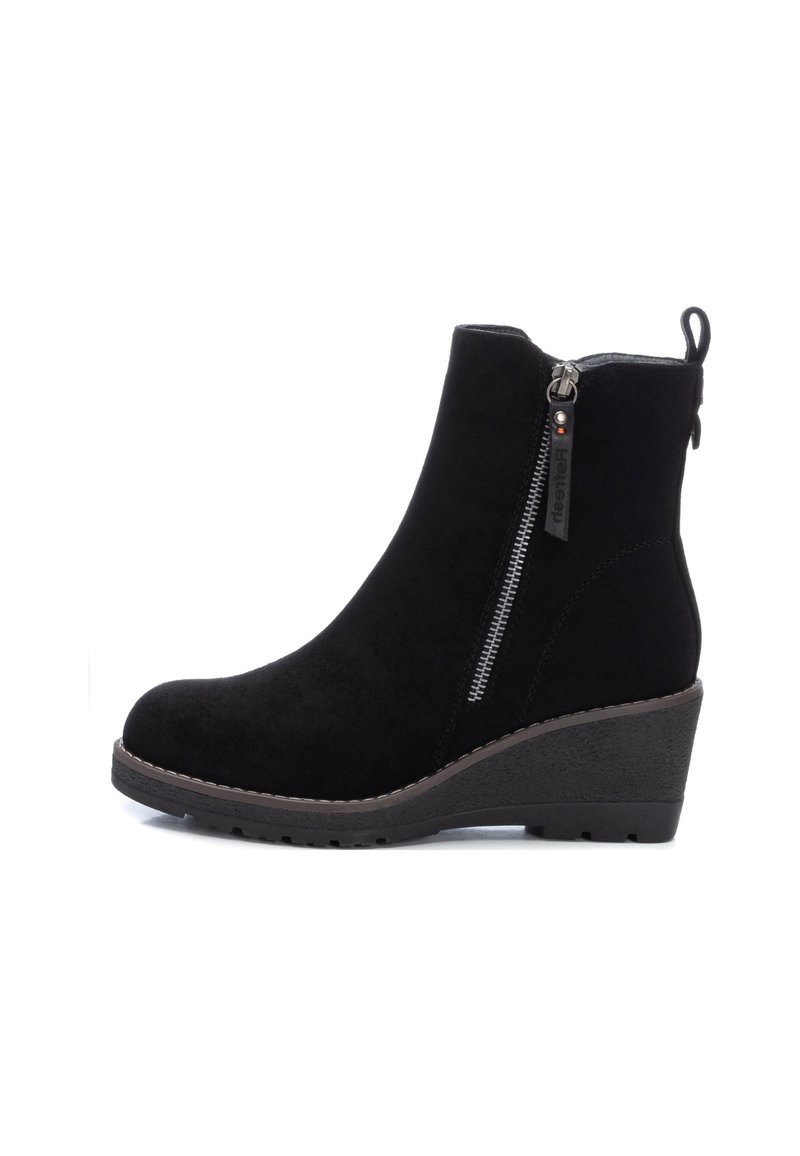 Botas de tobillo de ante negro con tacón de cuña, cierre de cremallera lateral y suela texturizada. Cuenta con una pestaña de lazo para facilitar su uso.
