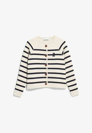 Cardigan beige avec des rayures horizontales bleu marine, col rond et cinq boutons marron. Présente un petit logo sur le côté gauche.