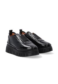 Černé lakované kožené slip-on boty s tlustou vroubkovanou podrážkou, které mají elastické boční panely a poutka pro snadné obouvání.