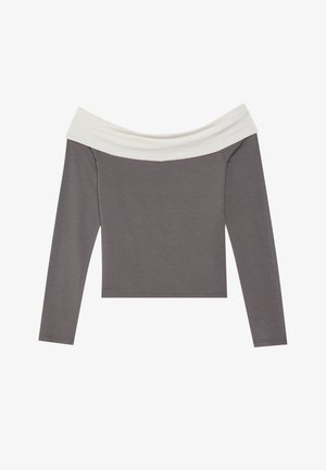 Bluzka z długim rękawem, odsłaniająca ramiona, w szarym kolorze z białym kołnierzykiem. Gładka tekstura i dopasowany krój.