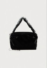 Mala em pele preta verniz com uma alça superior torcida única adornada com detalhes em correntes prateadas e uma textura suave e enrugada.