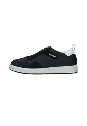 Sneaker nera con materiale in rete e camoscio, lacci elastici, dettagli bianchi sul tallone e suola in gomma bianca. Design minimalista.