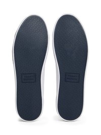 Suole in gomma blu navy con grip testurizzato, bordate da bordi bianchi. Presenta il logo in rilievo "TOMMY HILFIGER" sulla suola.