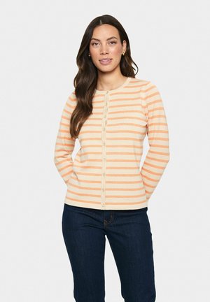 Gilet rayé en tissu doux et léger. Présente des rayures horizontales en pêche et crème, un col rond et une fermeture à six boutons.