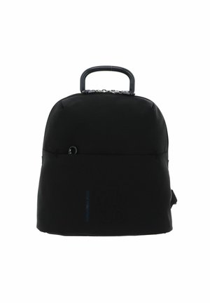 Zwarte rugzak van duurzaam materiaal, met een afgeronde vorm, korte handgreep en subtiele logodetails. Voorzien van een ritssluiting en zijvak.