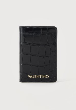 Μαύρο πορτοφόλι καρτών Valentino με υφή κροκόδειλου και χρυσό λογότυπο στο κέντρο στο κάτω μέρος σε λευκό φόντο.