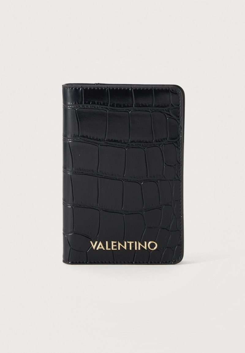 Μαύρο πορτοφόλι καρτών Valentino με υφή κροκόδειλου και χρυσό λογότυπο στο κέντρο στο κάτω μέρος σε λευκό φόντο.