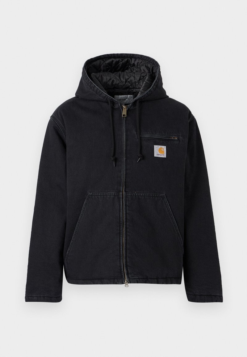 Veste noire à capuche en denim, dotée d'une fermeture éclair frontale, de grandes poches avant et d'un petit patch logo sur le côté gauche de la poitrine. Doublure matelassée.