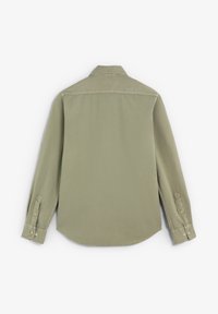 Camisa de mangas largas verde claro, con cuello puntiagudo, puños con botón y dobladillo curvado, hecha de una tela suave con una textura agradable.