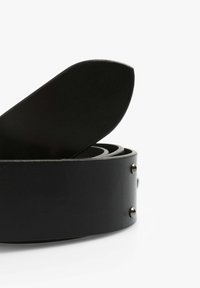 Cintura in pelle nera con superficie liscia, punta rotonda e dettagli in metallo. Design robusto e minimalista adatto a vari outfit.