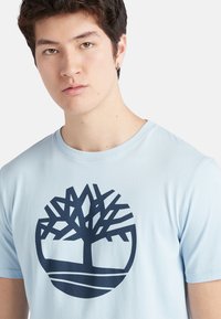 Timberland KENNEBEC RIVER TREE LOGO SHORT SLEEVE - Triko s potiskem - skyway