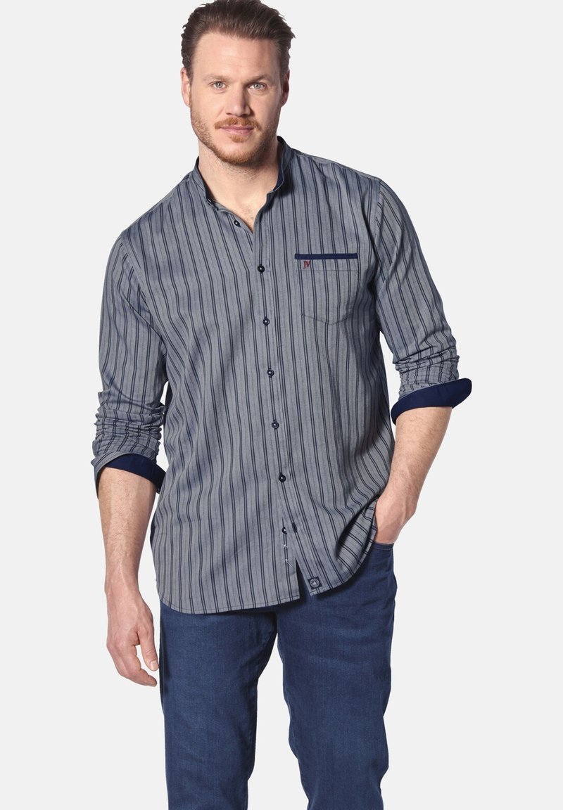 Gestreifte Hemdbluse in Marine- und Hellblautönen, aus Baumwollmix, mit einer Brusttasche und kontrastierenden blauen Manschetten. Tragen Sie dazu Jeans.