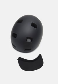 Casco nero con finitura opaca, fori di ventilazione e visiera nera rimovibile. Texture liscia con un design arrotondato.