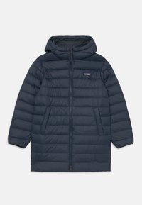 Manteau rembourré marine avec capuche, présentant une fermeture éclair sur le devant, un design matelassé et des poches latérales. Fabriqué à partir d'un matériau léger et isolant.