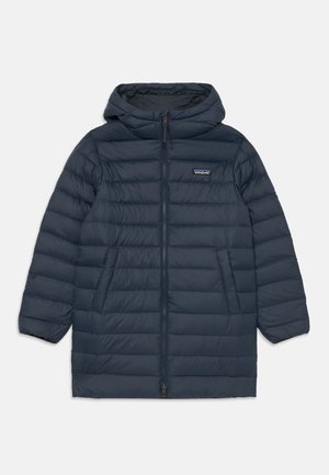 Manteau rembourré marine avec capuche, présentant une fermeture éclair sur le devant, un design matelassé et des poches latérales. Fabriqué à partir d'un matériau léger et isolant.